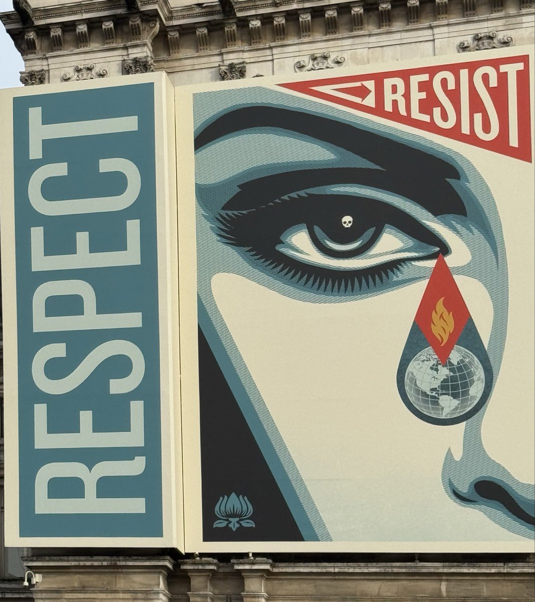 Stai leggendo un libro distopico, alzi la testa e non noti la differenza