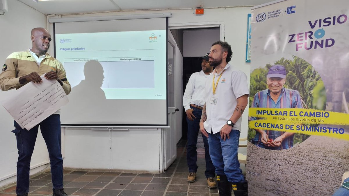OITAndina's tweet photo. 🌱Después de las jornadas en los ingenios @Manuelita160 y @AzucarRisaralda🇨🇴, el proceso continúa

Esta semana, en el ingenio San Carlos, trabajadores comparten lo aprendido con la metodología SHIELD de #OIT, promoviendo una cultura de seguridad y salud en el trabajo #SST🧵 https://t.co/k1vMVyHEsh