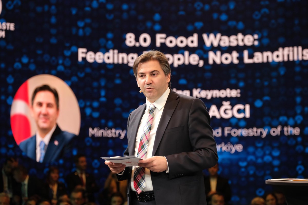 Bugün, Sıfır Atık Vakfı tarafından düzenlenen Sıfır Atık Forumu kapsamında “Gıda İsrafı" paneline açılış konuşmacısı olarak Bakanlığımız adına katıldım.

İklim değişikliğinin üretim üzerindeki olumsuz etkisini daha fazla hissettiğimiz bu günlerde gıda kaybı ve israfı konusununda