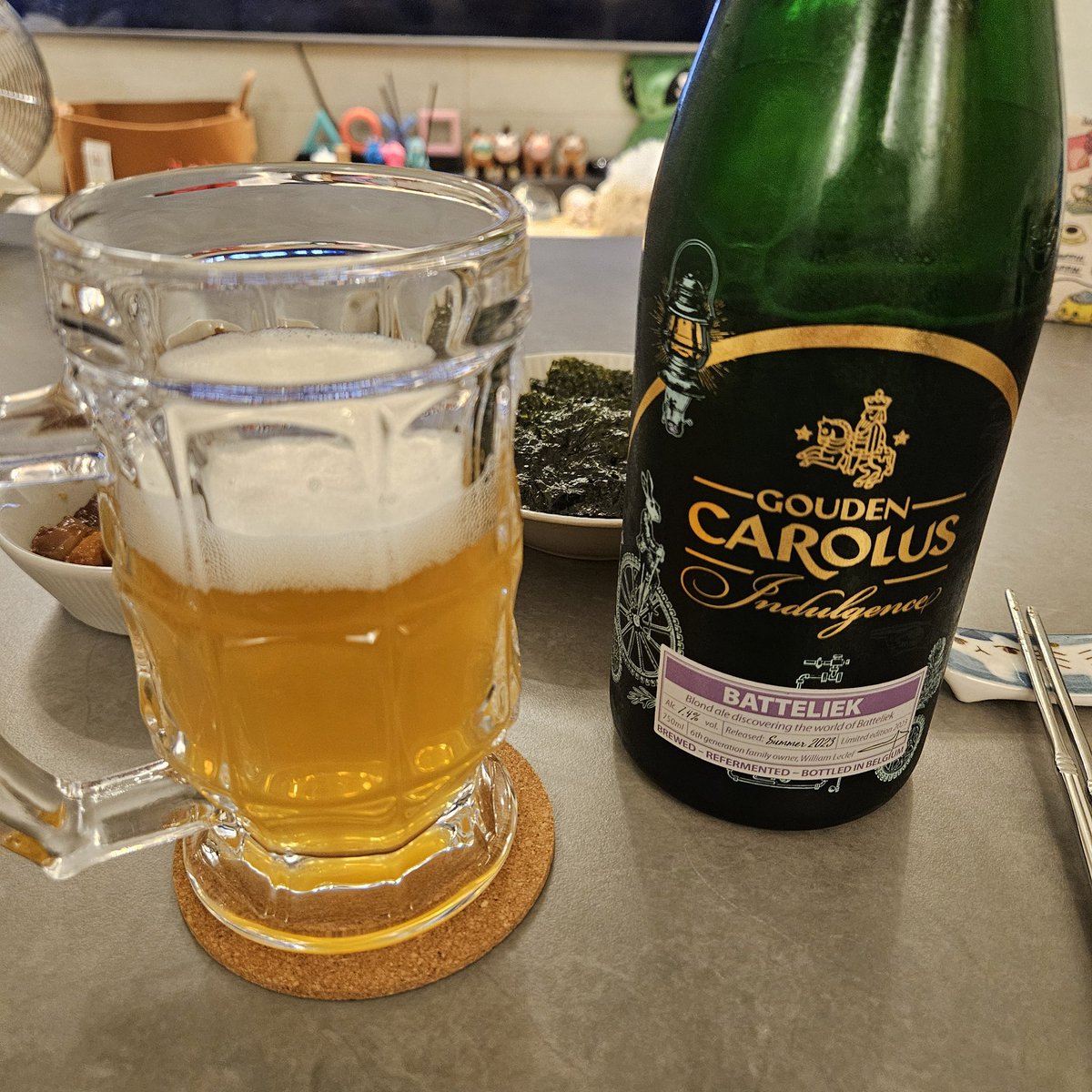 추석 즈음 건대 근처 커먼 그라운드에서 있었던 벨기에 맥주 축제에서 사온 카롤루스 한정판 맥주. 너무.. 너무 맛있습니다..