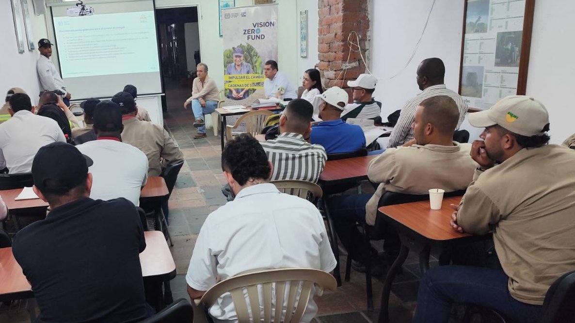 OITAndina's tweet photo. 🌱Después de las jornadas en los ingenios @Manuelita160 y @AzucarRisaralda🇨🇴, el proceso continúa

Esta semana, en el ingenio San Carlos, trabajadores comparten lo aprendido con la metodología SHIELD de #OIT, promoviendo una cultura de seguridad y salud en el trabajo #SST🧵 https://t.co/k1vMVyHEsh