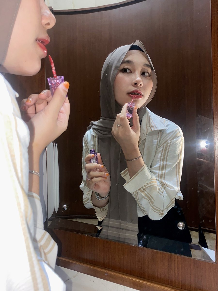 dindazh0820's tweet image. Caught in the act of being that girl 🖤💄
.
.
#thatgirlenergy #maincharactervibes #mirrorselfie #GirlBoss #girl