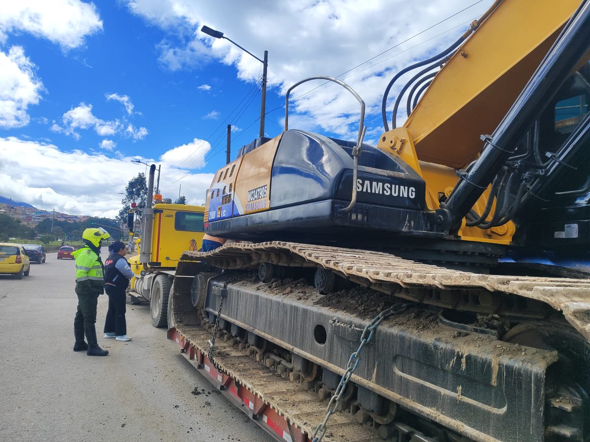 TransitoBta's tweet photo. 👷‍♂️ Nuestros uniformados continúan realizando controles a maquinaria amarilla en diferentes puntos de la ciudad.

✅ Verificamos documentación
✅ Revisión de condiciones técnico-mecánicas
✅ Cumplimiento de normas de tránsito
La seguridad vial es compromiso de todos.
#ControlVial https://t.co/nJNEP2CzSW