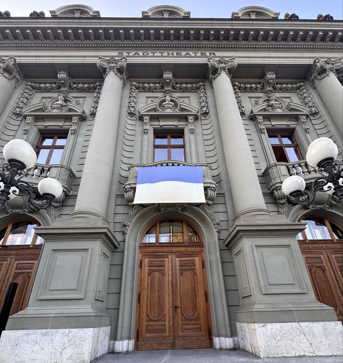 Wir konnten an der Delegiertenversammlung der <a href="/FDP_Liberalen/">FDP Schweiz</a> heute in Bern friedlich debattieren. In der #Ukraine herrscht Krieg. Nicht vergessen! 🇨🇭+ 🇺🇦