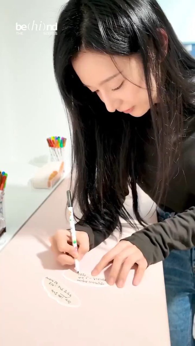 Finaloteoseu's tweet photo. HBD Kim Ji Won https://t.co/nhFfoletg9