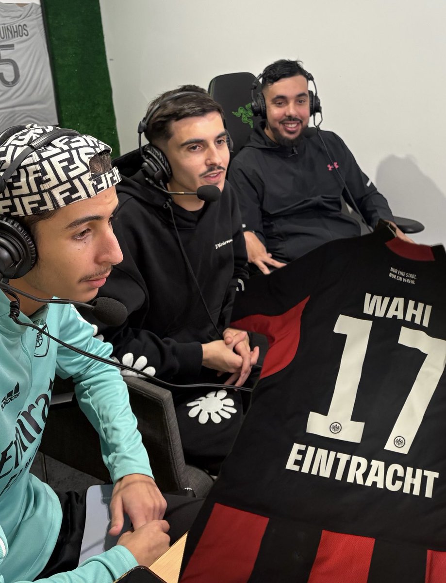 2500€ dans la cagnotte pour <a href="/AllegraPwithme/">Allegraplaywithme</a> 💚 

On vous fait gagner le maillot de WAHI jusqu’à 19h ! 

Et un nouveau maillot surprise vient d’arriver, les parisiens venez bien ce soir 👀