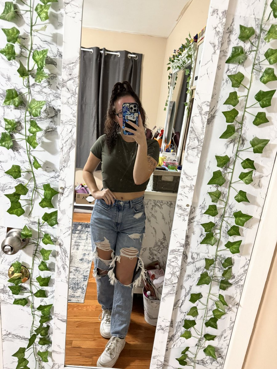 sarahsbasic's tweet image. outfit for @jakemiller tonight see you soon!!