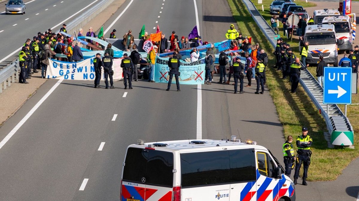 Klimaatactivisten van Extinction Rebellion blokkeren de Afsluitdijk.

De actie van de blokkeer friezen leidde destijds tot arrestaties, omdat het blokkeren van een weg als een misdrijf wordt beschouwd dat strafbaar is gesteld in het Wetboek van Strafrecht. 

Nu gaat XR naar huis
