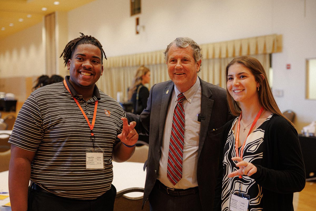 SherrodBrown's tweet image. Encouraged by the next generation of leaders I met today at the Propel Ohio Summit at @BGSU. The road ahead has its challenges, but these students are more than ready to lead the way.