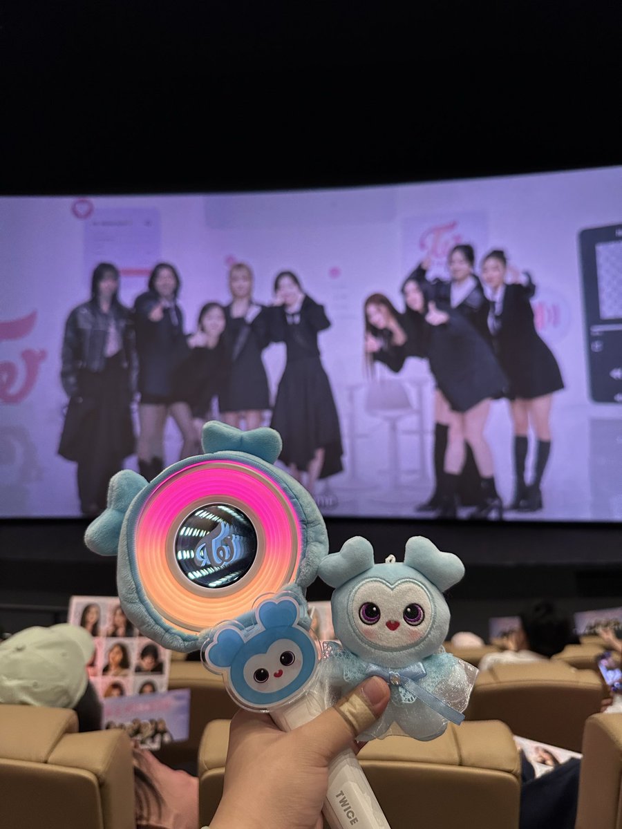 kkuracart's tweet image. feeling like such a lucky once to have been able to see one in a mill10n early! tysm for the early twice movie screening! always loving you forever my 9wice @JYPETWICE!! 🥹🍭

#TWICE_10th_Anniversary
#TWICEOneInAMillion
#TWICEOneInAMillionEarlyScreening