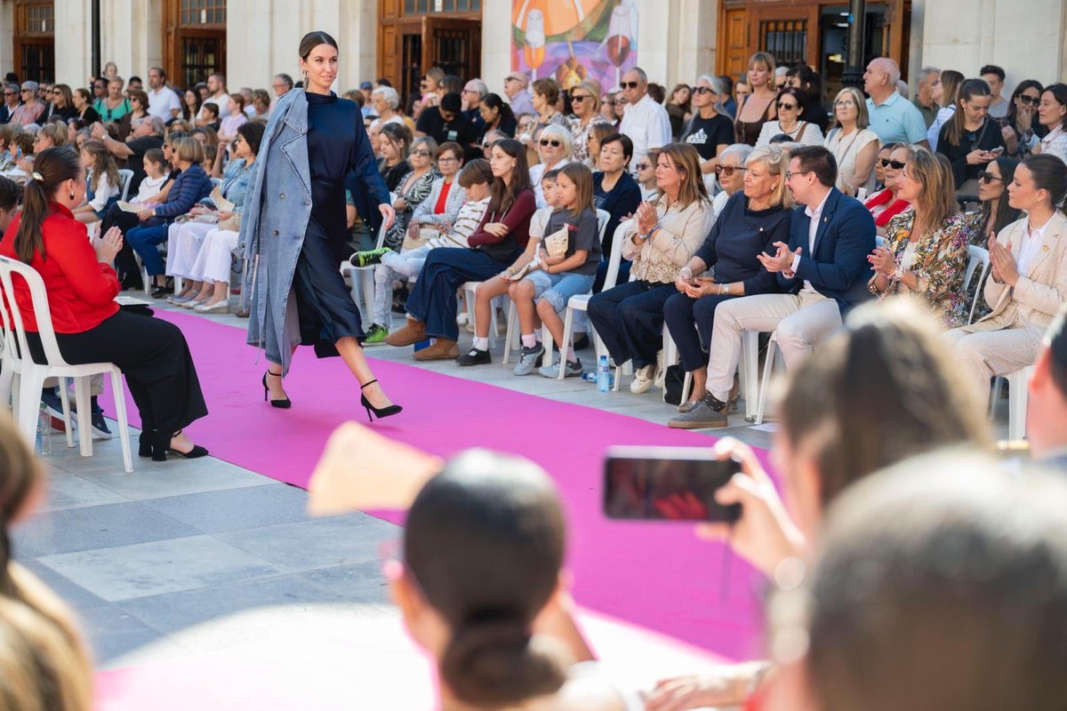 begonacarrasco's tweet image. Nuestra ciudad se ha convertido en una auténtica pasarela donde la moda de proximidad ha sido la gran protagonista. 👗🕶️
Celebramos el trabajo de quienes cada día abren la persiana en nuestra ciudad.
Gracias a todos los participantes🌟
#ModaLocal #Castelló #AlTeuCostat