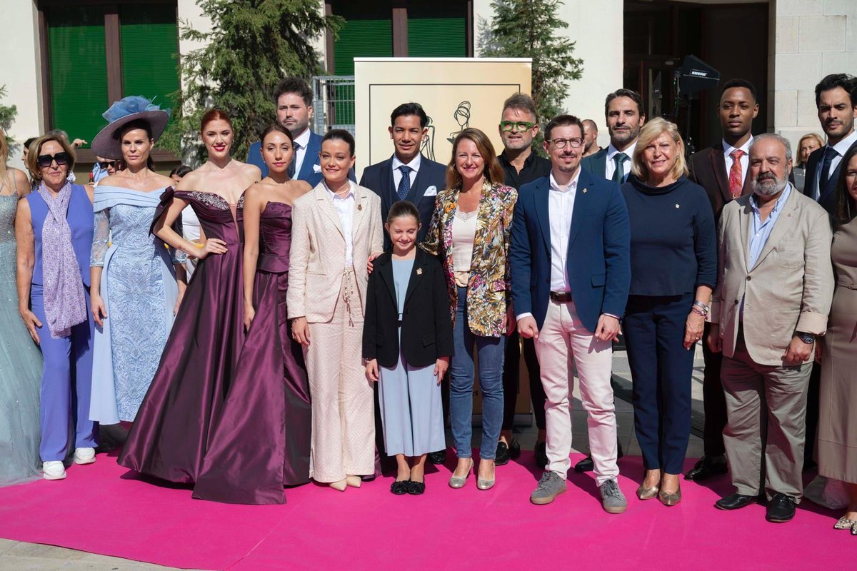 begonacarrasco's tweet image. Nuestra ciudad se ha convertido en una auténtica pasarela donde la moda de proximidad ha sido la gran protagonista. 👗🕶️
Celebramos el trabajo de quienes cada día abren la persiana en nuestra ciudad.
Gracias a todos los participantes🌟
#ModaLocal #Castelló #AlTeuCostat