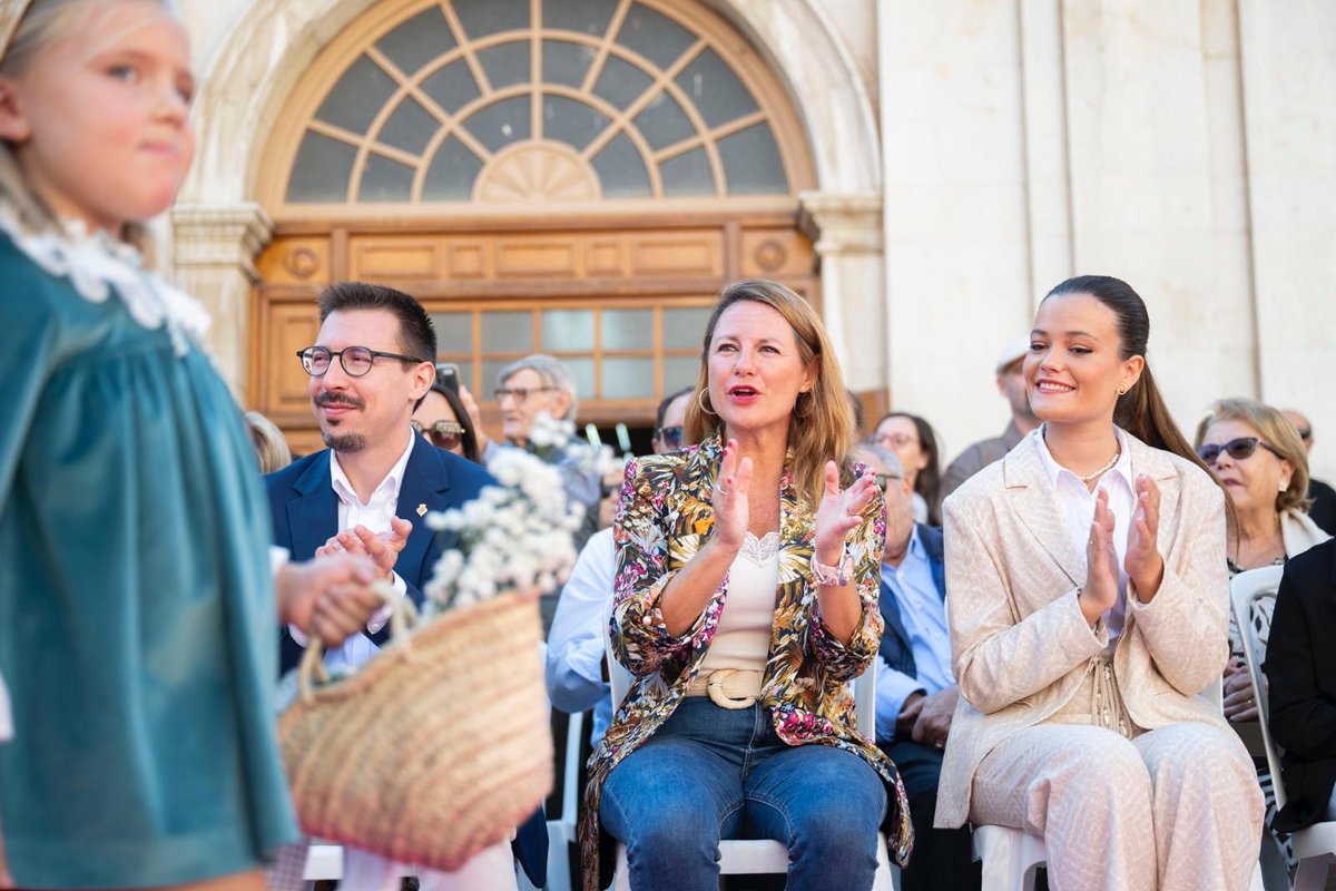 begonacarrasco's tweet image. Nuestra ciudad se ha convertido en una auténtica pasarela donde la moda de proximidad ha sido la gran protagonista. 👗🕶️
Celebramos el trabajo de quienes cada día abren la persiana en nuestra ciudad.
Gracias a todos los participantes🌟
#ModaLocal #Castelló #AlTeuCostat