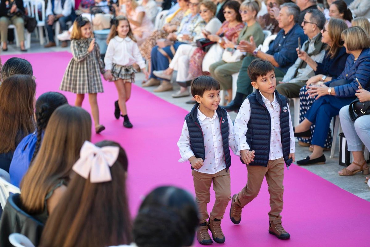 begonacarrasco's tweet image. Nuestra ciudad se ha convertido en una auténtica pasarela donde la moda de proximidad ha sido la gran protagonista. 👗🕶️
Celebramos el trabajo de quienes cada día abren la persiana en nuestra ciudad.
Gracias a todos los participantes🌟
#ModaLocal #Castelló #AlTeuCostat