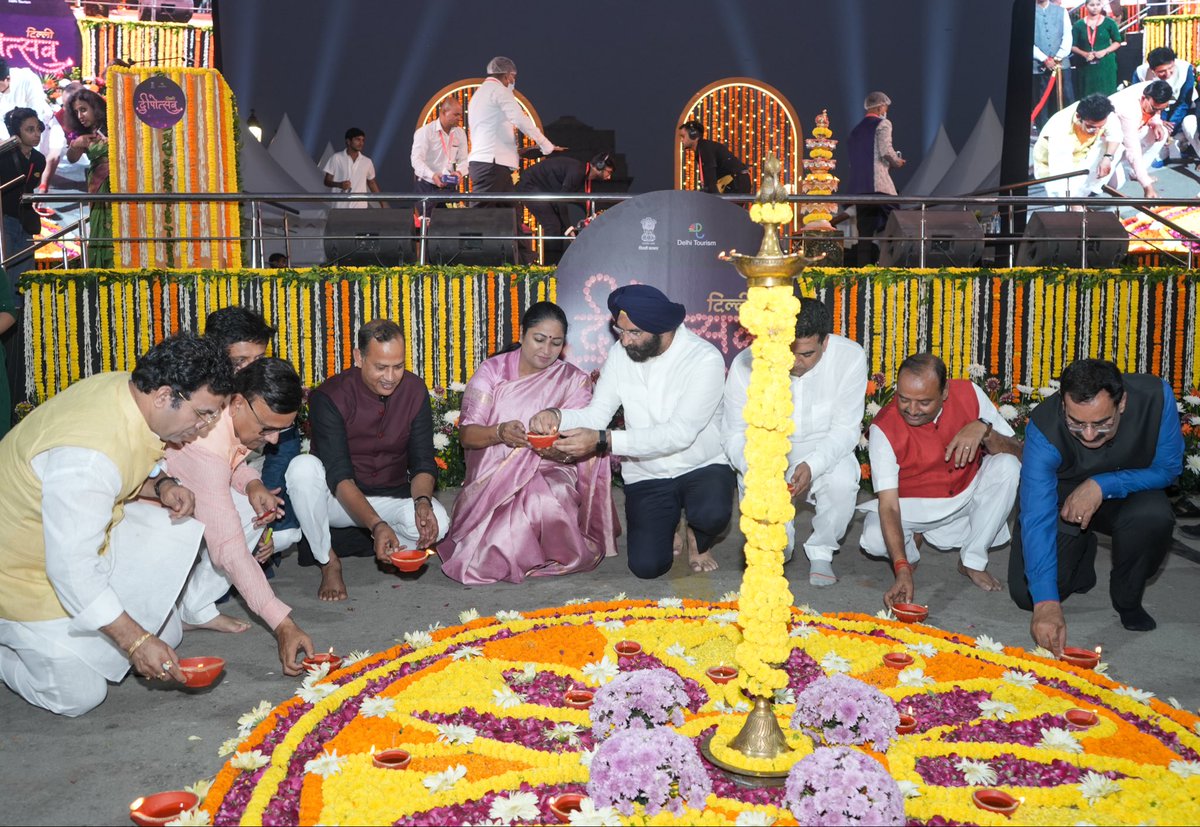 mssirsa's tweet image. अद्भुत, अलौकिक और अविस्मरणीय!  

माननीय मुख्यमंत्री श्रीमती @gupta_rekha जी की अगुवाई में दिल्ली सरकार ने पहली बार कर्तव्य पथ पर &apos;दिल्ली दीपोत्सव&apos; का आयोजन किया। 

आदरणीय प्रधानमंत्री @narendramodi जी के मार्गदर्शन से दीपोत्सव की यह परंपरा काशी और अयोध्या से होती हुई दिल्ली…