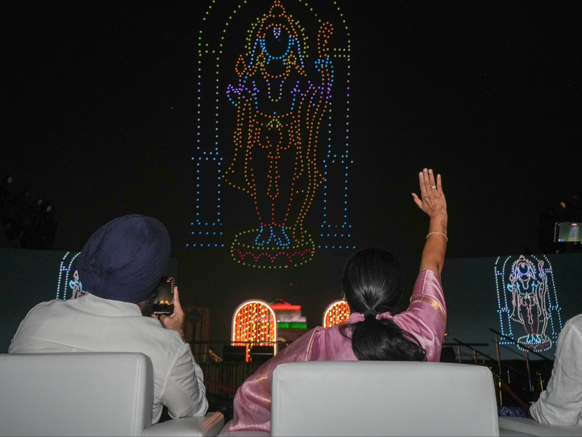 mssirsa's tweet image. अद्भुत, अलौकिक और अविस्मरणीय!  

माननीय मुख्यमंत्री श्रीमती @gupta_rekha जी की अगुवाई में दिल्ली सरकार ने पहली बार कर्तव्य पथ पर &apos;दिल्ली दीपोत्सव&apos; का आयोजन किया। 

आदरणीय प्रधानमंत्री @narendramodi जी के मार्गदर्शन से दीपोत्सव की यह परंपरा काशी और अयोध्या से होती हुई दिल्ली…