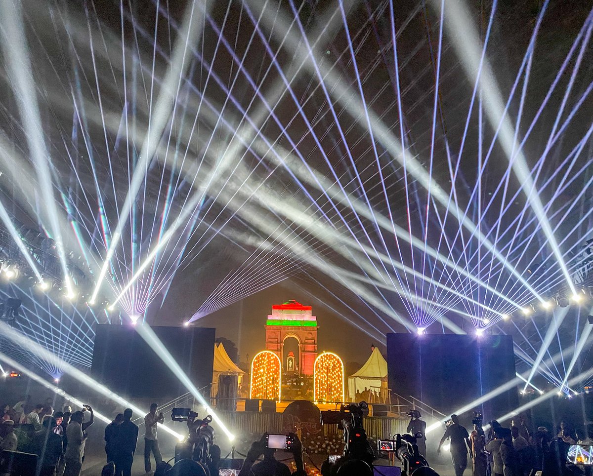 mssirsa's tweet image. अद्भुत, अलौकिक और अविस्मरणीय!  

माननीय मुख्यमंत्री श्रीमती @gupta_rekha जी की अगुवाई में दिल्ली सरकार ने पहली बार कर्तव्य पथ पर &apos;दिल्ली दीपोत्सव&apos; का आयोजन किया। 

आदरणीय प्रधानमंत्री @narendramodi जी के मार्गदर्शन से दीपोत्सव की यह परंपरा काशी और अयोध्या से होती हुई दिल्ली…