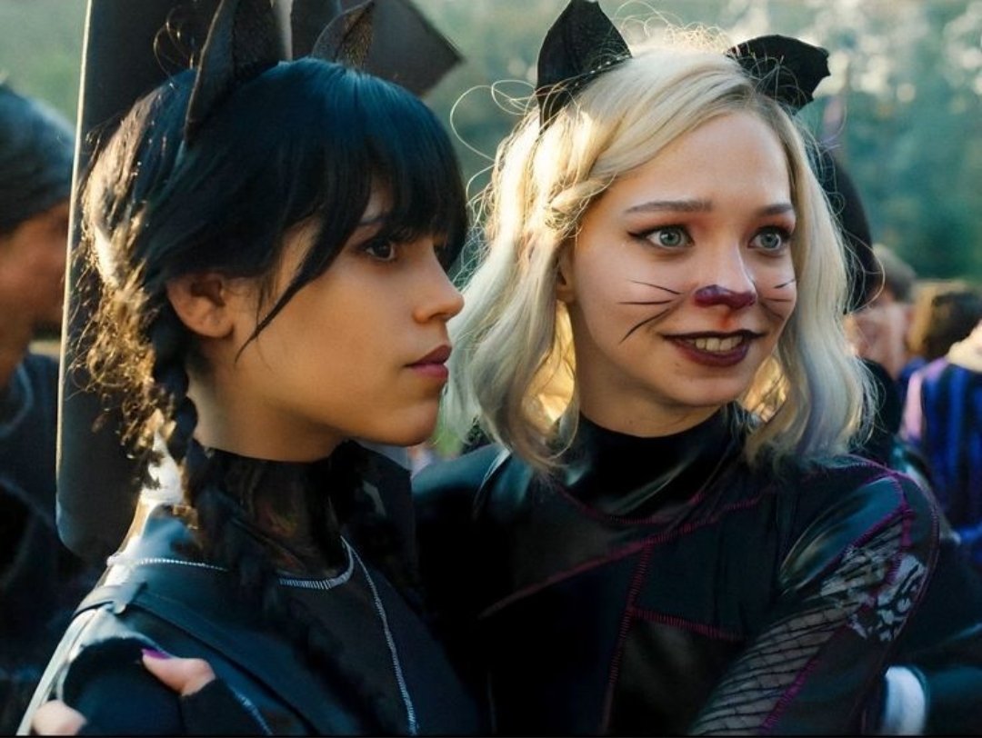 danniisamoo's tweet photo. @esinclaires I swear this is the only time they stand this far apart bc they dont know about personal space https://t.co/HlnEjK7M31