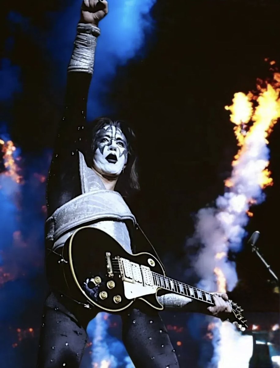 Andrew29515009's tweet photo. #Spaceman #Kiss ⚡️♠️ https://t.co/usOLiMR4DD