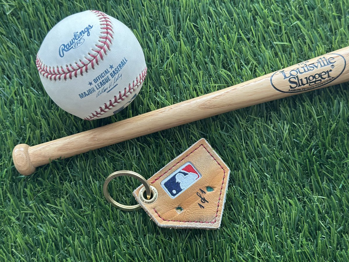 Only one Stolen Base keychain up for grabs today!
Drops at 3PM EST. Once it’s gone, it’s outta the park. ⚾️💨