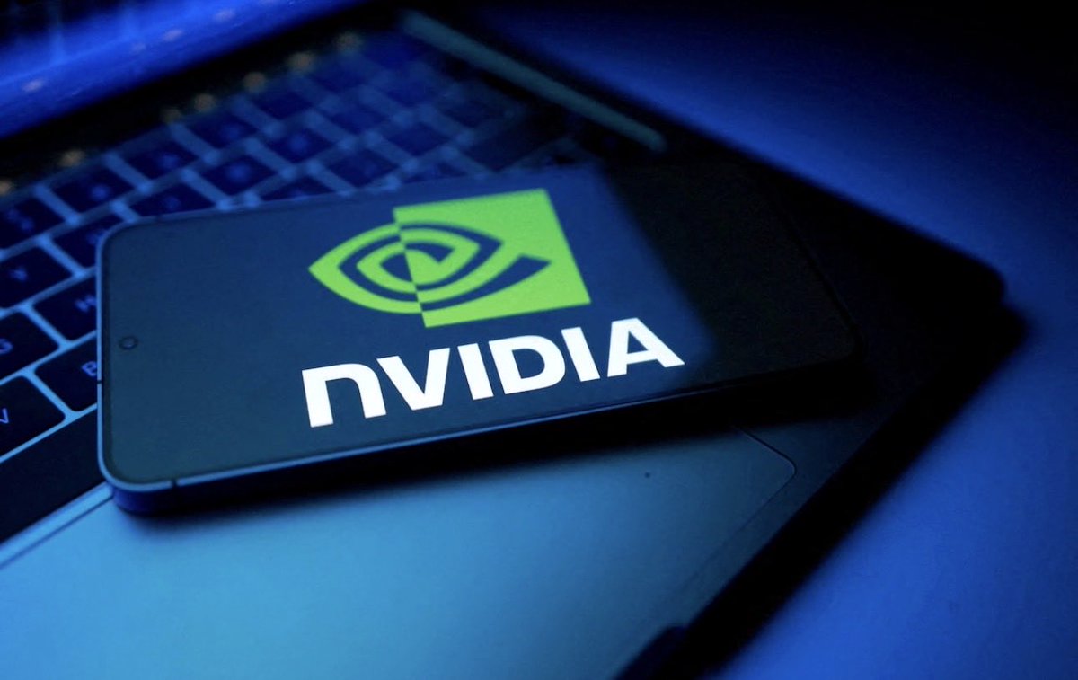 TechAI_Daily's tweet image. 🇺🇸 US‑Made AI Chips Are Here!
• NVIDIA and TSMC unveiled the first wafer for their “Blackwell” AI chips produced at TSMC’s Phoenix, AZ facility.
• The facility supports 2nm, 3nm, 4nm nodes targeting AI/HPC workloads anchoring U.S. domestic manufacturing.
• Built for…