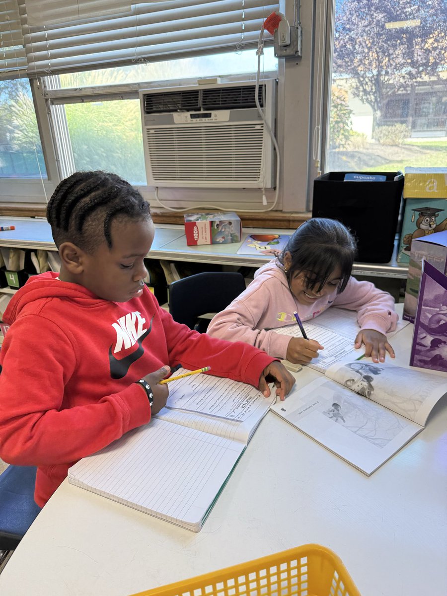 SindicicJamie's tweet photo. Working hard with our Geodes partners to find evidence from the text to answer questions! 📖 @SEM_Dalers https://t.co/QKG6mnYPis