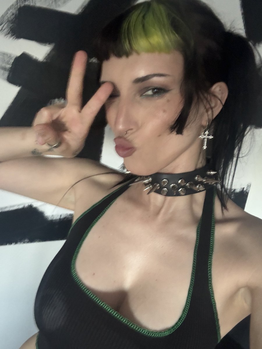 Exclusive never before seen content and one and one chats?! Come say hi bb passes.com/danithorne