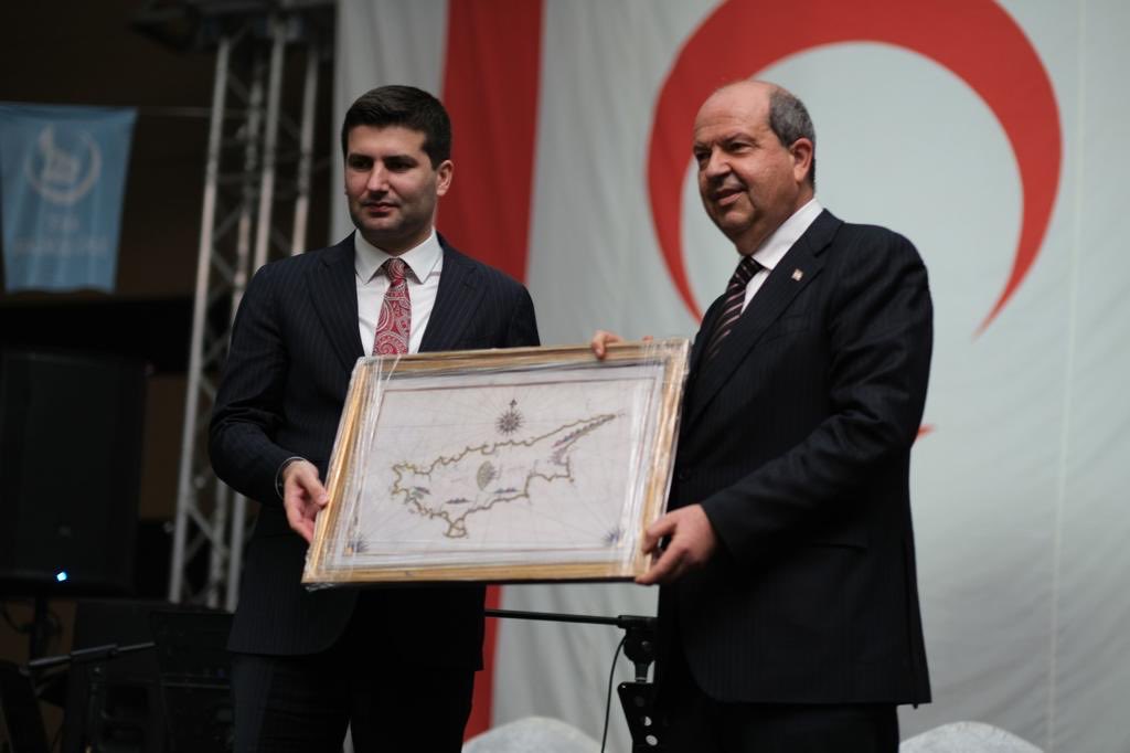 Kıbrıs Türklüğü yalnız değildir, Doğu Akdeniz asla peşkeş çekilmeyecektir.

KIBRIS TÜRKTÜR