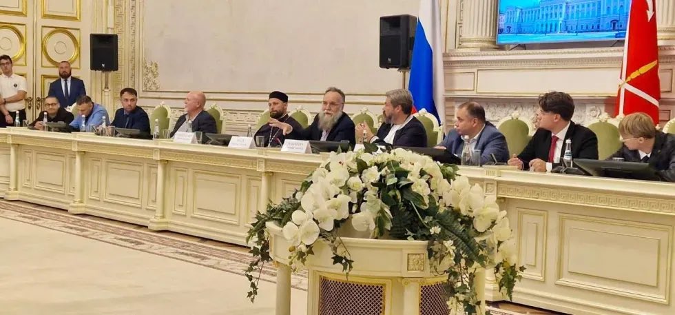 Il y a eu un rassemblement international d’extrême-droite/néonazie à Saint Petersbourg le 12 septembre dernier.
Avec des militants de 19 nationalités, dont la France (notamment Alain Soral).
Le tout présidé par Alexander Dougine, fondateur du parti « national-bolchevique » russe.