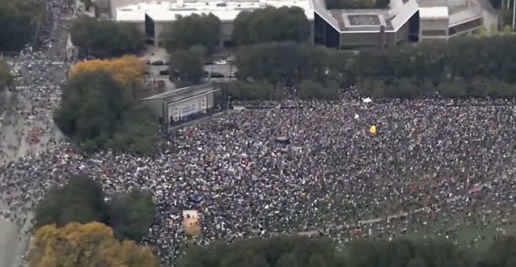 mjfree's tweet photo. HOLY CHICAGO!!!!!!! #NoKingsDayOct18th https://t.co/XBJC8hyWzq
