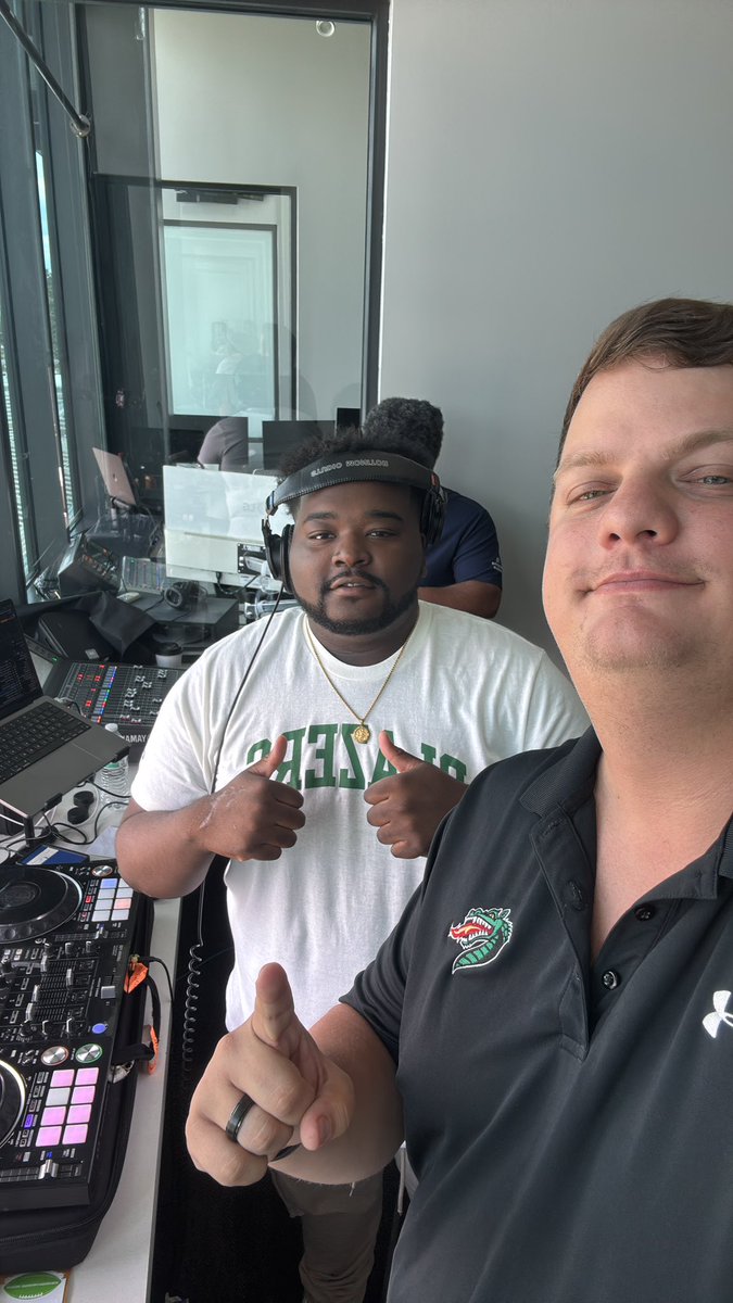 My guy <a href="/JDollaTheDJ/">J DOLLA THE DJ</a> getting Protective stadium hype for some <a href="/UAB_FB/">UAB Football</a>
#BEATMEMPHIS