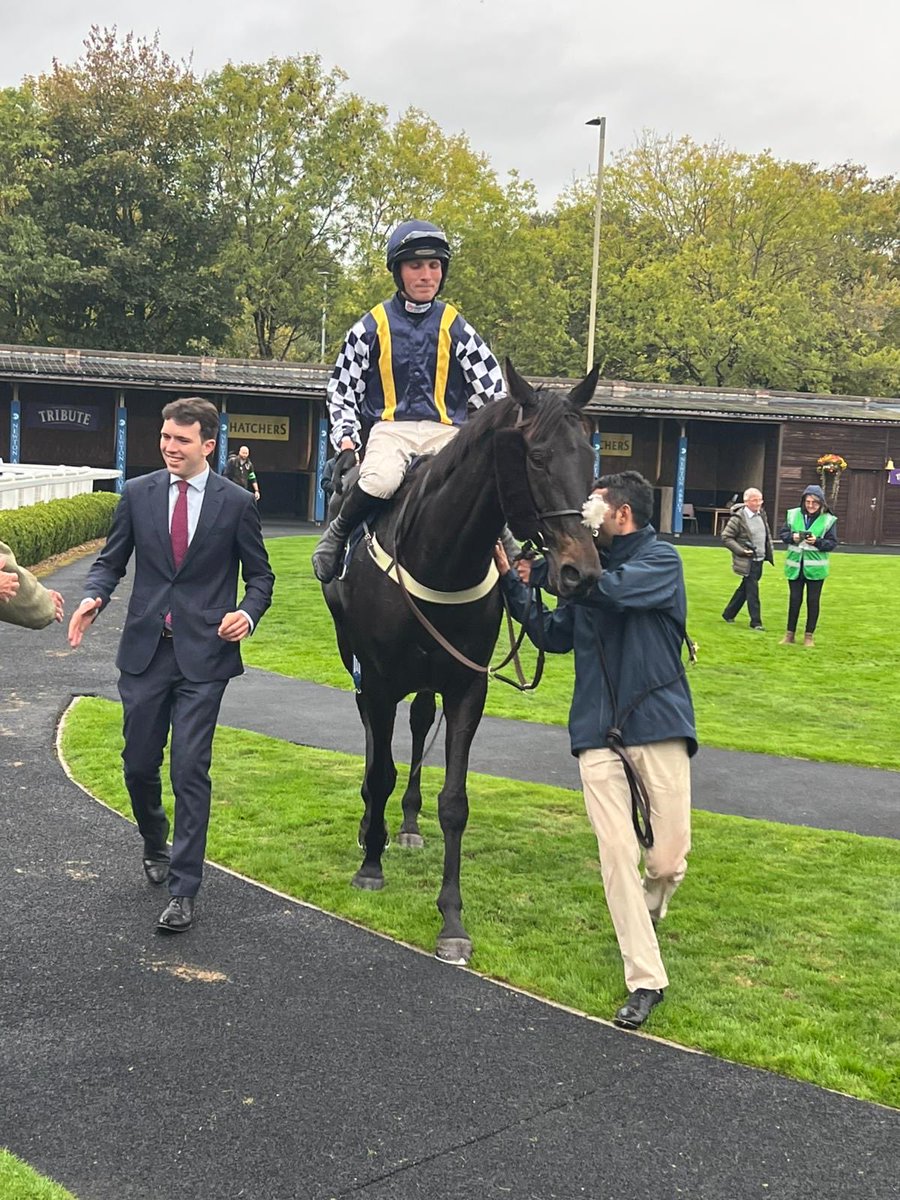 ch3sterwilliams's tweet image. Wow 😮 unbelievable day with two winners from from two runners! A day that dreams are made of. Lucky to have a great team of horses, team in yard and most of all a brilliant wife who keeps everything on track 🌟