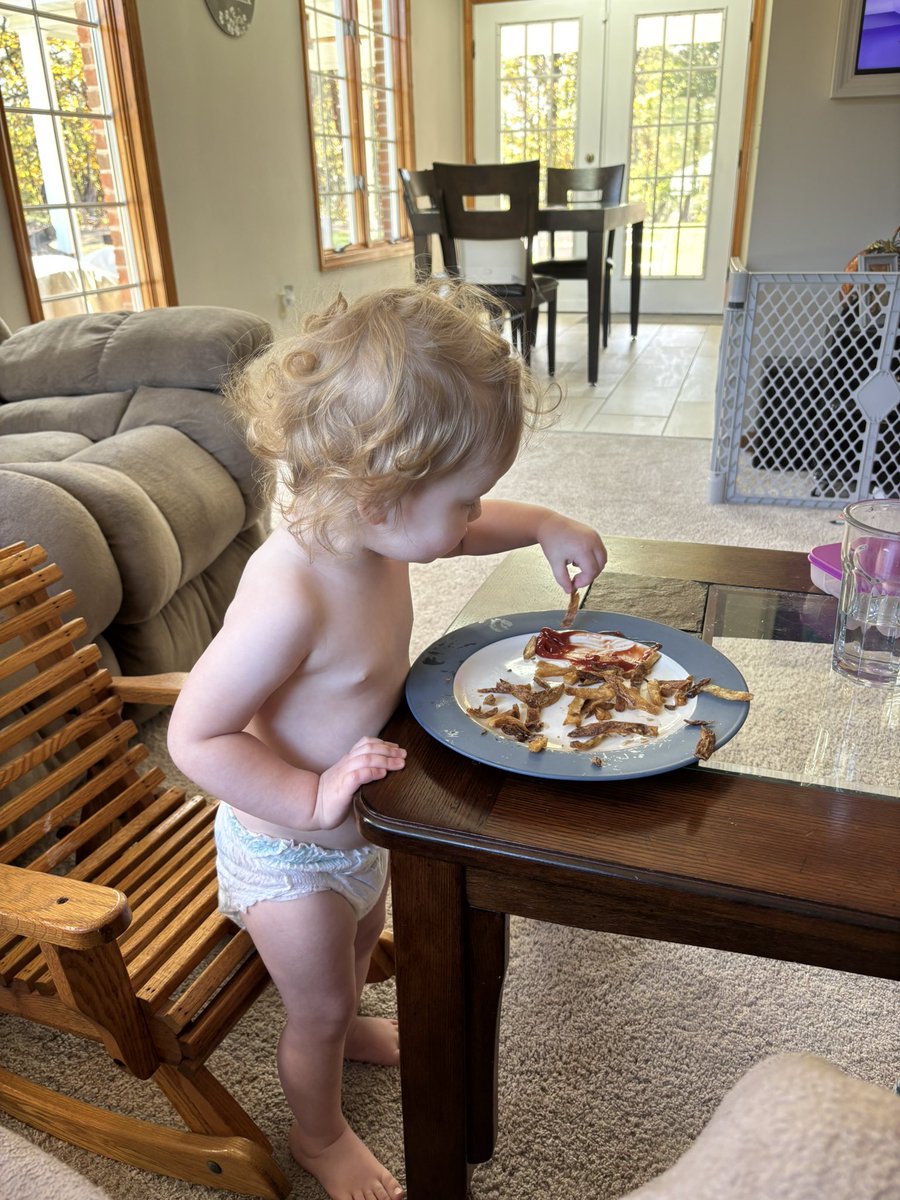 valbowser07's tweet photo. @primantibros eating her Primanti Fries in her diaper. She knows what’s up 😂 https://t.co/O0dlbbCjLo