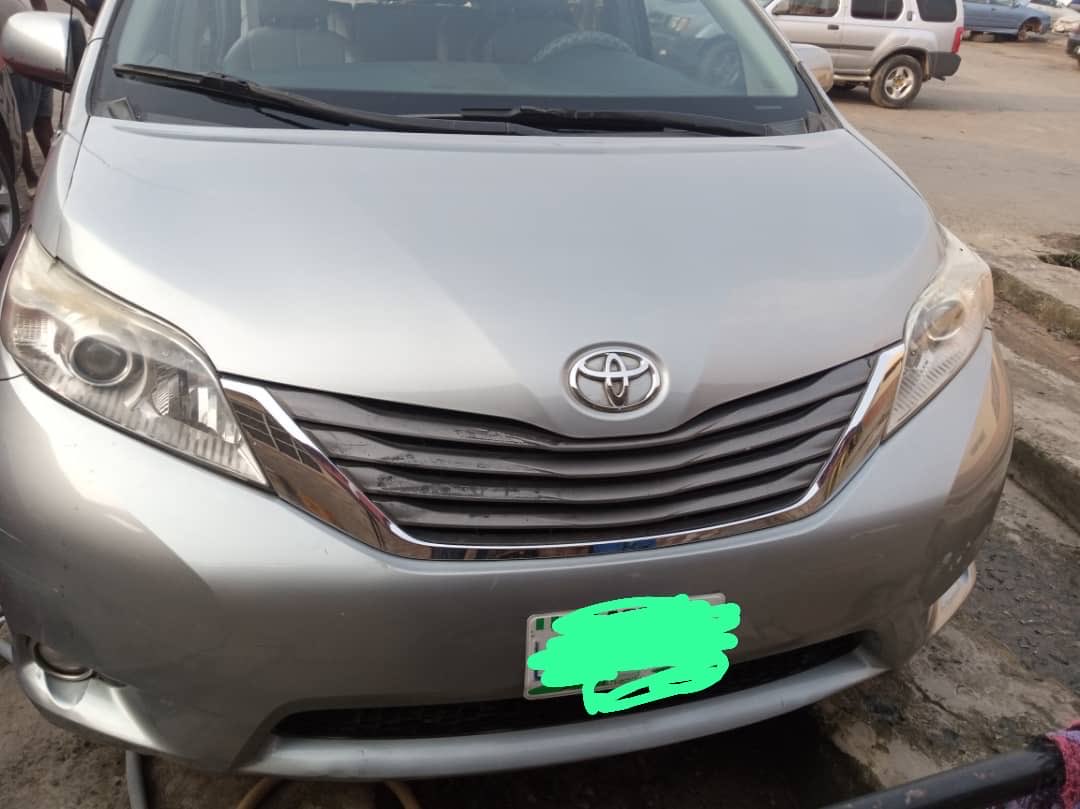 echidiimemotors's tweet image. 𝕏𝘛𝘩𝘦 Exquisite 2012 Toyota Sienna (Imported/ pre-owned)
Priceless Elegance Awaits: 🪺₦8,999,999.
Precisely: Eight million, nine hundred ninety-nine thousand, nine hundred ninety-nine naira only)
Versatile Payment Options:
•USDT (Tether) 🪙
•BTC (Bitcoin) 🪙
      •…