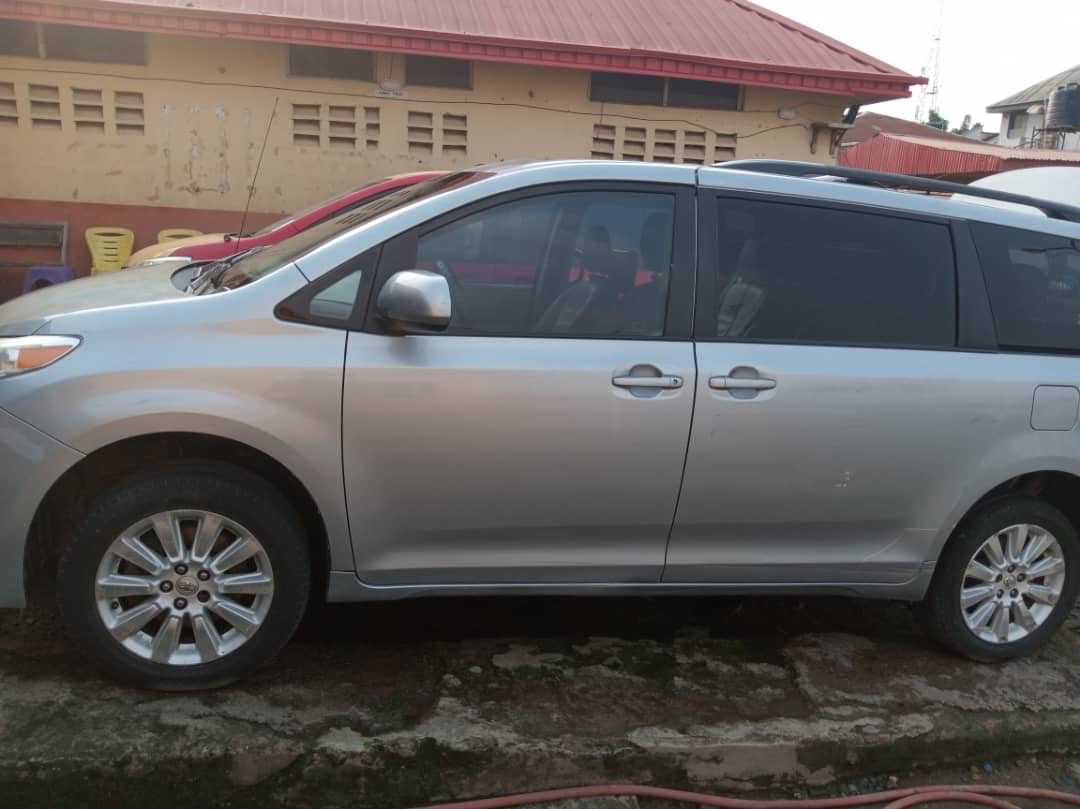 echidiimemotors's tweet image. 𝕏𝘛𝘩𝘦 Exquisite 2012 Toyota Sienna (Imported/ pre-owned)
Priceless Elegance Awaits: 🪺₦8,999,999.
Precisely: Eight million, nine hundred ninety-nine thousand, nine hundred ninety-nine naira only)
Versatile Payment Options:
•USDT (Tether) 🪙
•BTC (Bitcoin) 🪙
      •…