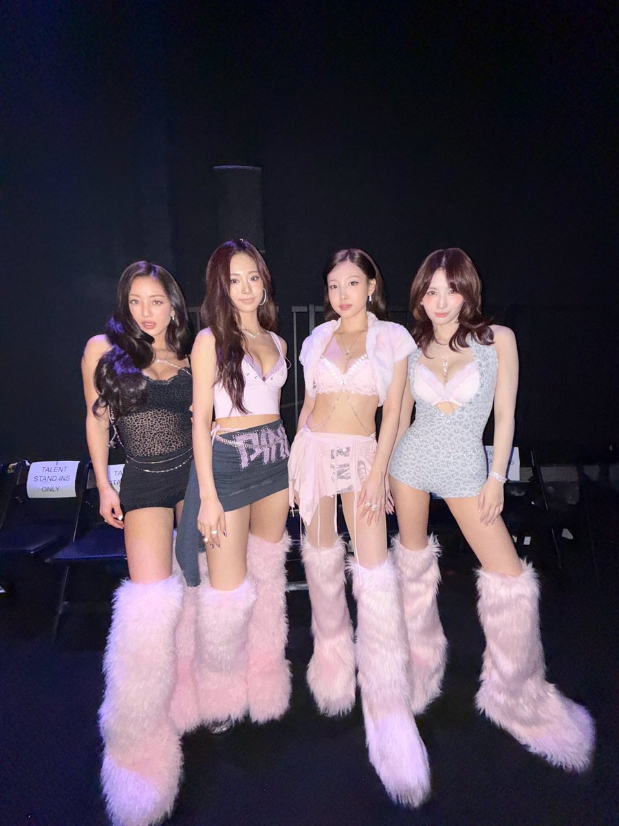 Agora papo aqui, vocês tem NOÇÃO que a própria Victoria’s Secret criou uma categoria no site chamada “Styles Inspired by Music Guest TWICE” porque à demanda das peças que as meninas usaram estava ABSURDA????? VOCÊS ENTENDEM O TAMANHO DISSO?????