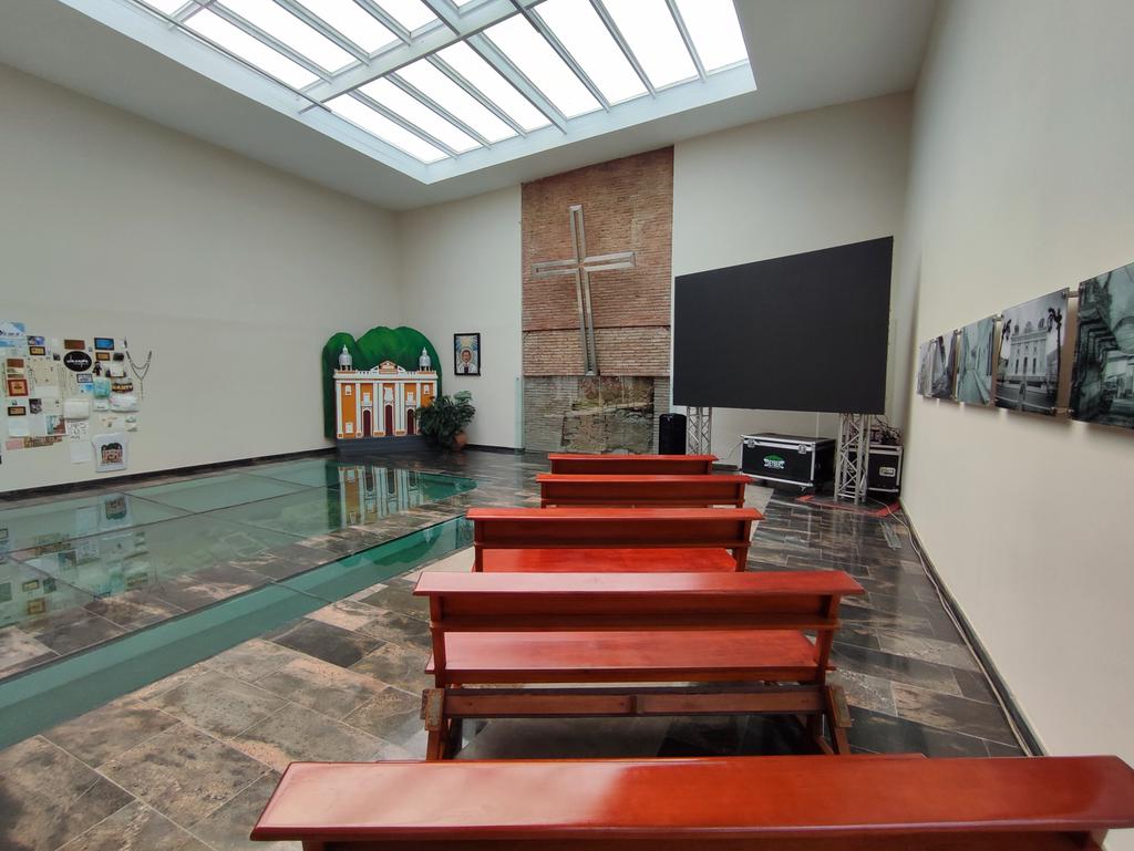 RobertLobo_'s tweet photo. En la Casa - Museo del Dr. José Gregorio Hernández, en La Pastora, también se ha instalado una pantalla gigante. Habilitaron muebles y mesas para los feligreses que deseen ver allí la ceremonia de canonización. 
Importante detallar que habrá baños portátiles en la plaza. https://t.co/pjktc0GrCf
