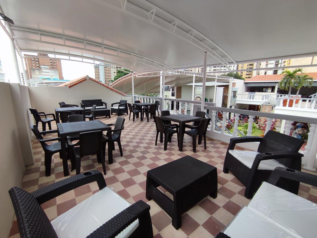 En la Casa - Museo del Dr. José Gregorio Hernández, en La Pastora, también se ha instalado una pantalla gigante. Habilitaron muebles y mesas para los feligreses que deseen ver allí la ceremonia de canonización. 
Importante detallar que habrá baños portátiles en la plaza.