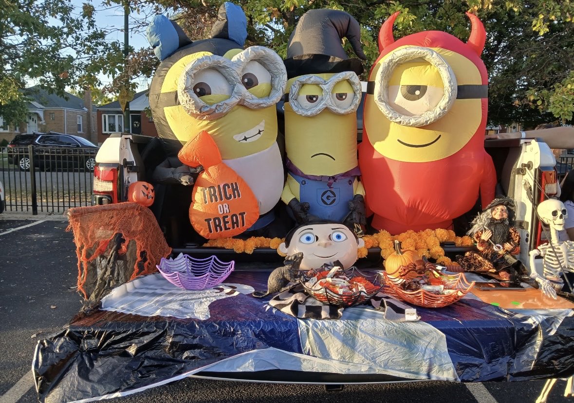 Network10CPS's tweet image. Community building matters! A strong sense of connectedness and belonging makes school a place students and families want to be. Getting in the Halloween spirit at Dawes with their first ever trunk or treat! @ChiPubSchools