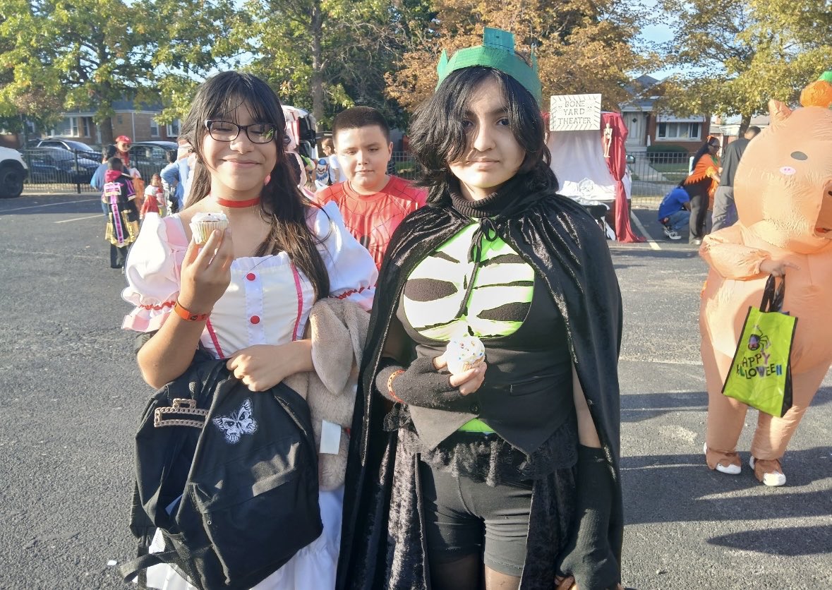 Network10CPS's tweet image. Community building matters! A strong sense of connectedness and belonging makes school a place students and families want to be. Getting in the Halloween spirit at Dawes with their first ever trunk or treat! @ChiPubSchools