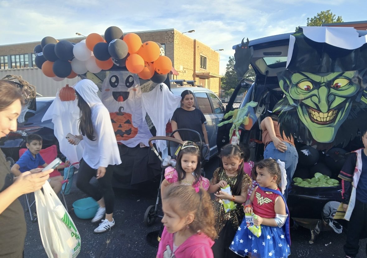 Network10CPS's tweet image. Community building matters! A strong sense of connectedness and belonging makes school a place students and families want to be. Getting in the Halloween spirit at Dawes with their first ever trunk or treat! @ChiPubSchools