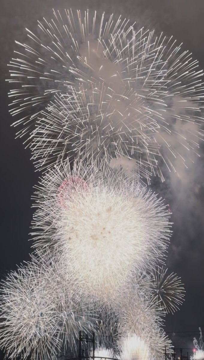 Truth121110's tweet photo. 淀川花火🎆序盤まではほんと綺麗だったのに…途中から大雨☔️土砂降り💦服も靴もべちょべちょで地獄😭帰りも人混みで全然動けなくて、それどころじゃなかった😇びしょ濡れになりながら見た花火一生忘れん🥲
#淀川花火 #雨 #土砂降り https://t.co/PkP2283n94