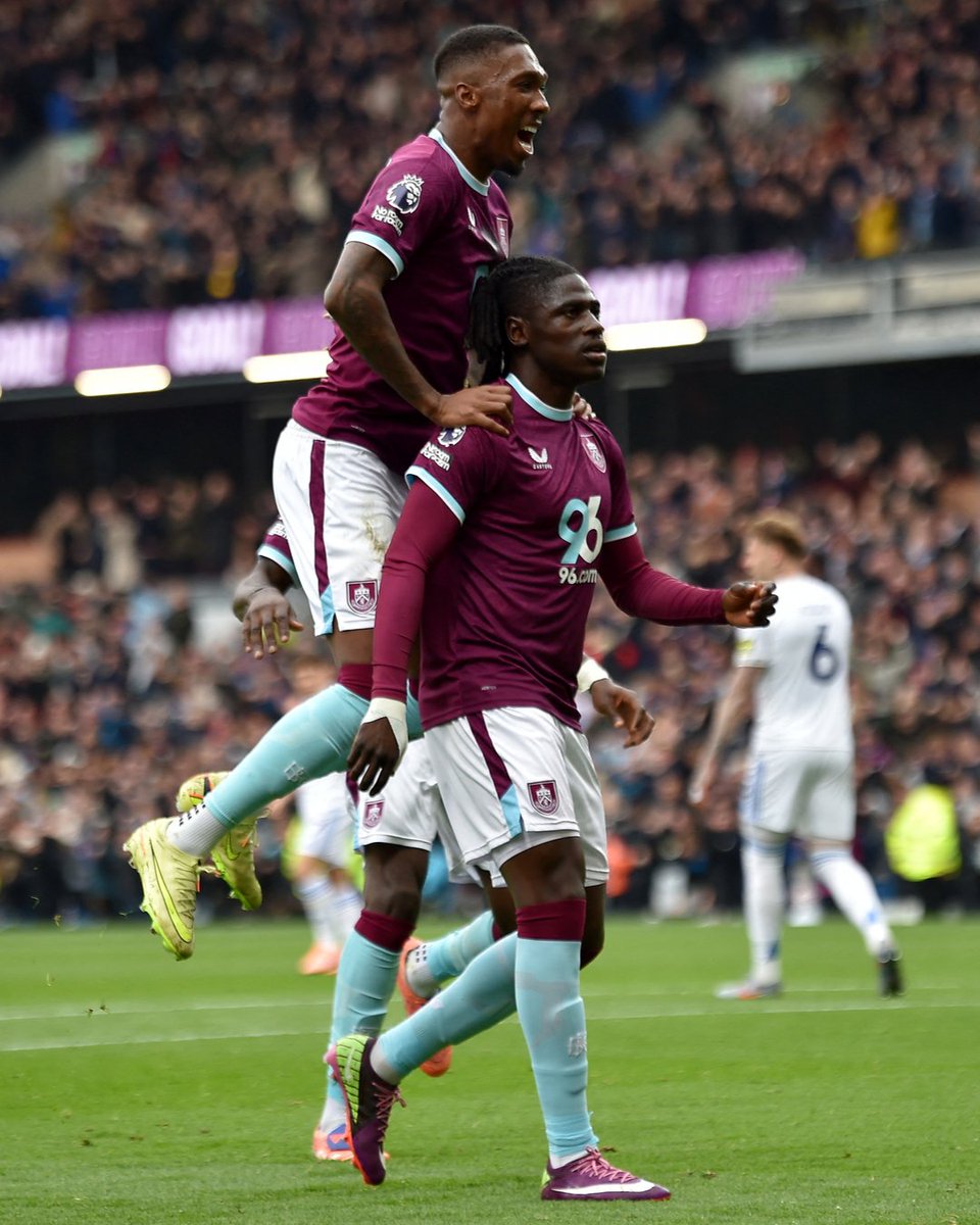 premierleague's tweet image. Loum Tchaouna, take a bow.

The @BurnleyOfficial substitute curls in a stunning strike from range, and the Clarets now lead Leeds 2-0 🤌