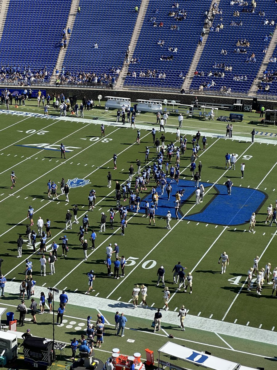 AlexWhiteTX's tweet photo. Beautiful day for some college football in the Bull City!  Let’s go Duke! @DukeFOOTBALL https://t.co/oGS4aZXTO7