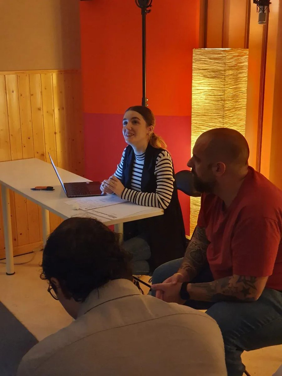 Empieza la segunda jornada de nuestro Curso de Dirección de Doblaje.

Rodri Martín supervisa hoy a nuestros alumnos, que dirigirán una convocatoria de una hora cada uno.

Si te interesa este curso, habrá II Edición en febrero:
escueladedoblajedecanciones.com/direccion-dobl…

#doblaje #cursodedoblaje