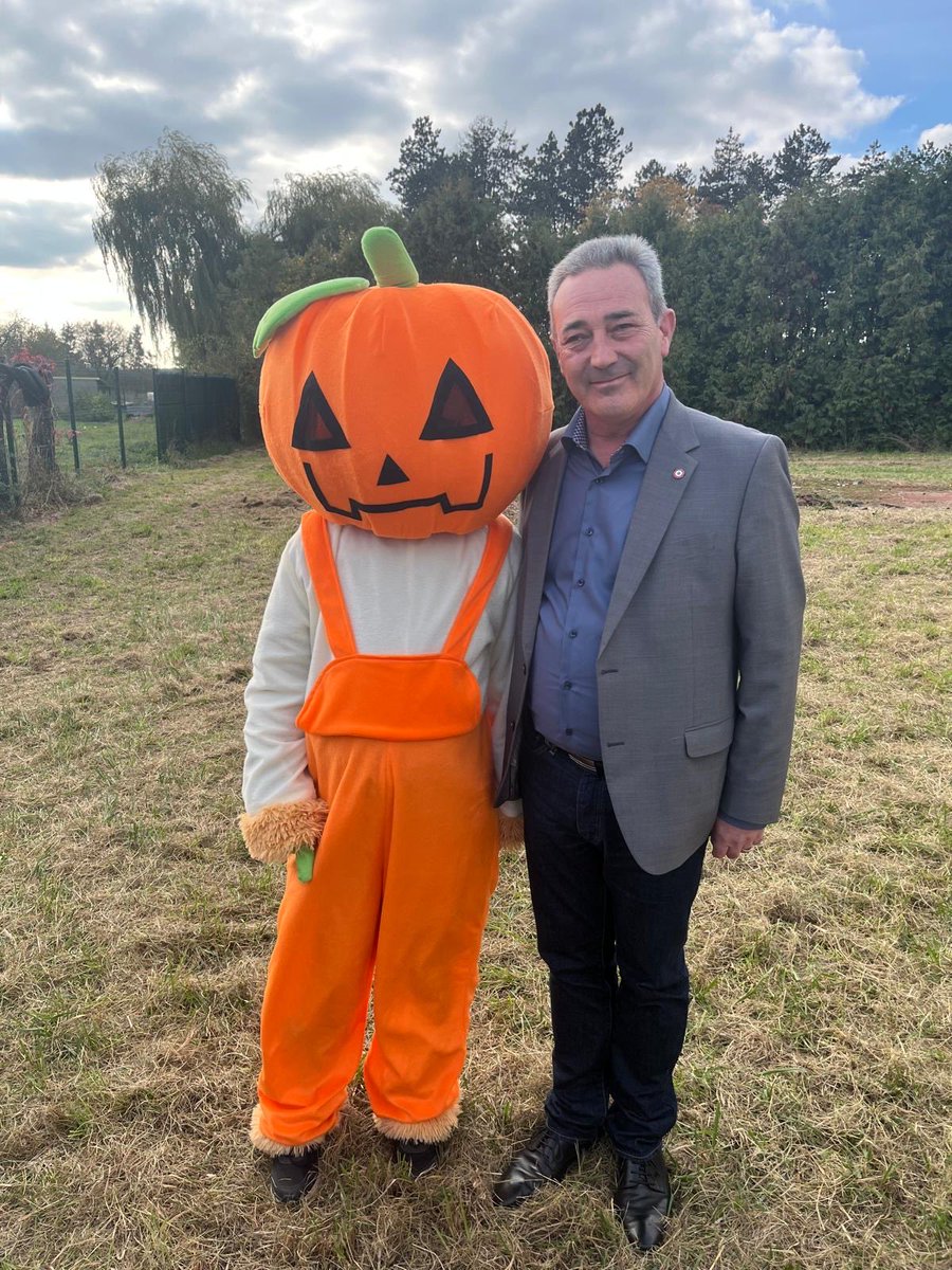 WEBERFrederic1's tweet photo. 🎃 2e édition de La Fête de la Citrouille les 18 et 19 octobre à #MercyLeBas 🎃
Après le succès de l'an dernier, le comité des fêtes, la commune et les associations s'unissent pour une édition encore plus magique !
👉 Ruralité & Convivialité 👍 https://t.co/Fx1mm35LIS