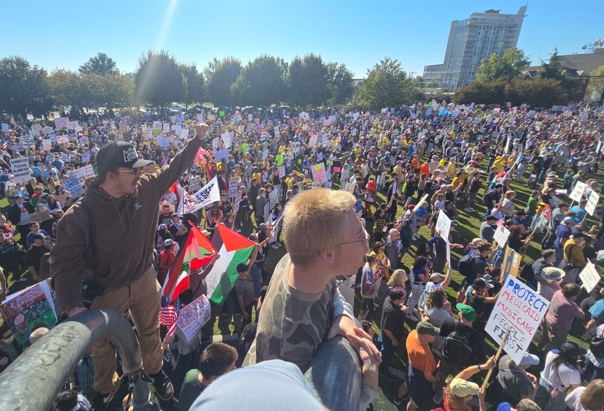 Mollyploofkins's tweet image. Scenes from the ‘No Kings’ anti-Trump rally in Charlotte, North Carolina (📷: Khadejeh Nikouyeh)