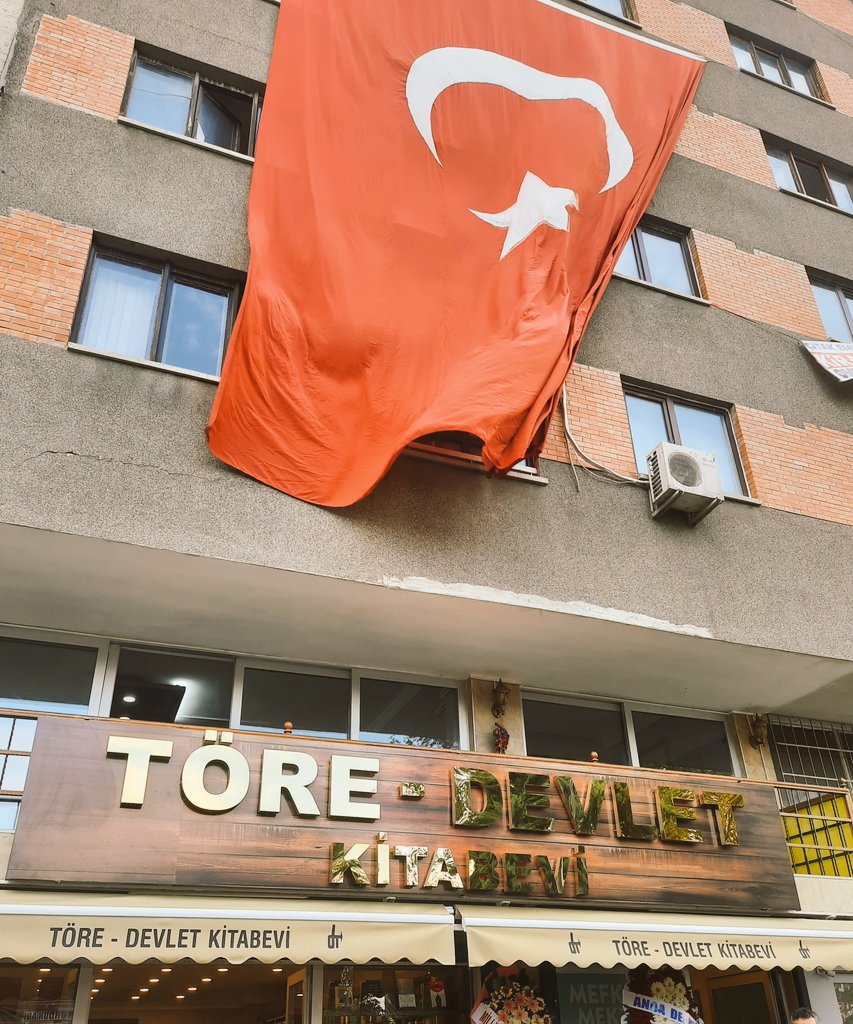 Bir bayrak dalgalanıyor yeniden...