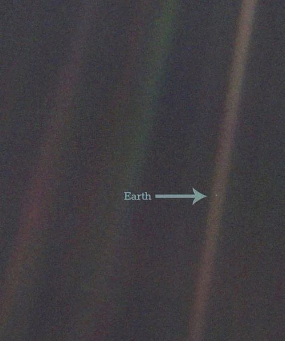 astronomiaum's tweet photo. A Voyager 1 da NASA tirou  essa foto do Pálido Ponto Azul da Terra a 6 bilhões de km de distância de casa. https://t.co/xS8zZit8tI