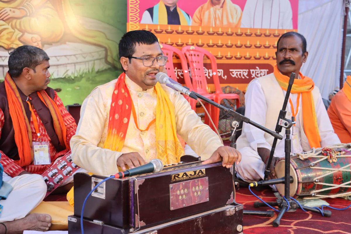 अयोध्या दीपोत्सव 2025 

बस अड्डा बाई-पास, अयोध्या में लोक कलाकारों ने अपनी मनमोहक प्रस्तुतियों से श्रद्धालुओं को मंत्रमुग्ध कर दिया!

संगीत, नृत्य और लोक संस्कृति के इस संगम ने दीपोत्सव के माहौल को और भी दिव्य बना दिया!

आयोजकः संस्कृति विभाग, उत्तर प्रदेश

1/2